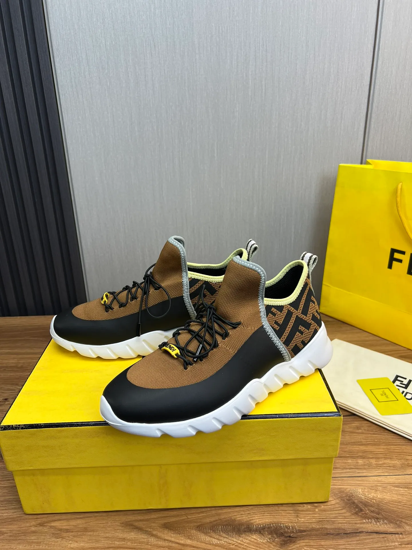 Men's shoes💰680💰 ＦＥＮＤＩ. Fendi🔍Top purchasing agent🇮🇹 The new and popular counter of the popular street boy monster has original factory configuration, original fly-knit fabric imported from Italy, high-quality printing technology, imported water-dyed cowhide with breathable mesh lining, breathable and comfortable, soles: original factory special soles are super comfortable, original factory single goods 🔍high quality, you can enter and leave the counter at will, welcome to compare, code number 39-44 (can be ordered 38.45.46)